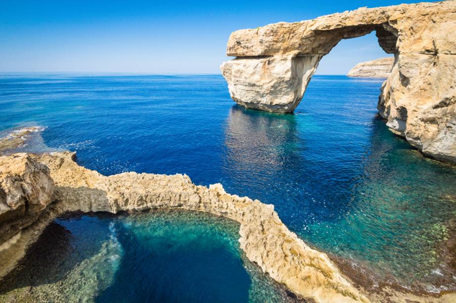 <strong>Ilha de Gozo, <a href="https://viajeaqui.abril.com.br/paises/malta" rel="Malta" target="_self">Malta</a></strong>                Considerada a segunda maior ilha do arquipélago de Malta, Gozo impressiona com suas formações rochosas de <strong>Azure Window</strong>, praticamente uma janela para quem as visita, dando uma visão incrível do mar, sobretudo no pôr do sol. No entorno das praias, há cenários bucólicos e charmosos – ideal pra quem procura sossego                <em><a href="https://www.booking.com/region/mt/gozo-comino.pt-br.html?sid=5b28d827ef00573fdd3b49a282e323ef;dcid=1?aid=332455&label=viagemabril-as-mais-belas-praias-do-mediterraneo" rel="Veja preços de hotéis na Ilha de Gozo no Booking.com" target="_blank">Veja preços de hotéis na Ilha de Gozo no Booking.com</a></em>