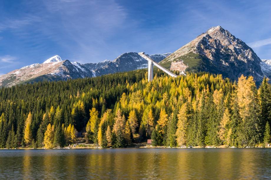 O Strbske Pleso, localizado em uma região dos Montes Tatras, inclui uma área glacial perfeita para a prática de esporte de inverno. Não à toa: ele abriga muitos hotéis e resorts em seu entorno, que caem no gosto dos turistas O Strbske Pleso, localizado em uma região dos Montes Tatras, inclui uma área glacial perfeita para a prática de esporte de inverno. Não à toa: ele abriga muitos hotéis e resorts em seu entorno, que caem no gosto dos turistas