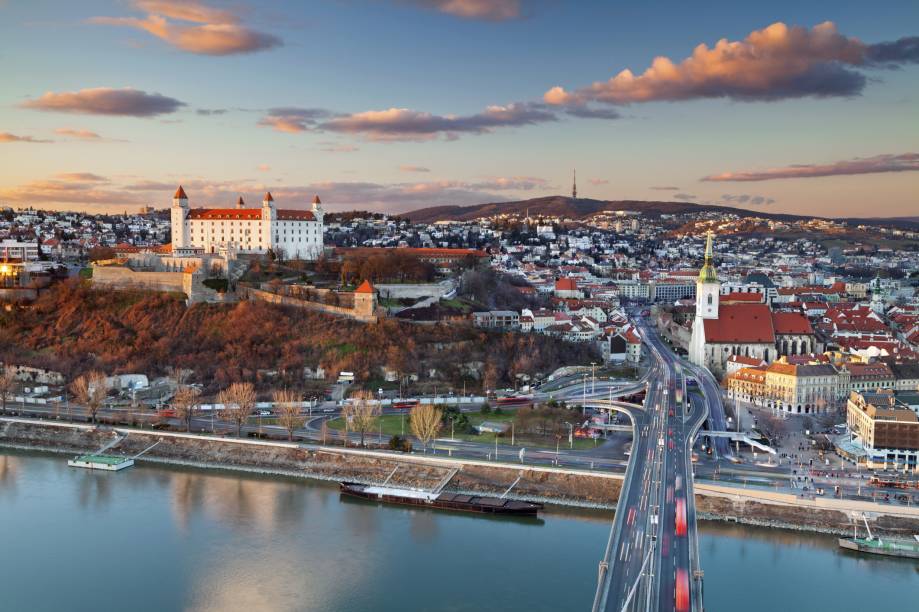 A visão da cidade de Bratislava, capital da Eslováquia, que hoje rejuvenesce pra atrair cada vez mais visitantes. No Centro, é possível encontrar boas opções de bares e restaurantes A visão da cidade de Bratislava, capital da Eslováquia, que hoje rejuvenesce pra atrair cada vez mais visitantes. No Centro, é possível encontrar boas opções de bares e restaurantes