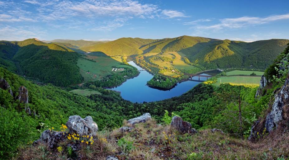 A beleza do Lago Ruzin está entre os destaques das paisagens do interior do país. Sua localização situa-se próxima à cidade de Kosice, a segunda maior da Eslováquia  A beleza do Lago Ruzin está entre os destaques das paisagens do interior do país. Sua localização situa-se próxima à cidade de Kosice, a segunda maior da Eslováquia