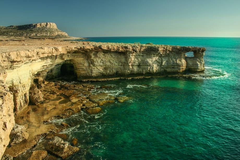 <strong>Ayia Napa, Famagusta, Chipre </strong> São as praias mais visitadas do país, popularmente conhecidas como a Ibiza do Chipre. Por aqui, a atmosfera jovem prevalece, com muitos barzinhos ao seu redor. Vale a pena esticar a viagem para conhecer o mosteiro da região, com arquitetura bem preservada <em><a href="https://www.booking.com/city/cy/ayia-napa.pt-br.html?sid=5b28d827ef00573fdd3b49a282e323ef;dcid=1?aid=332455&label=viagemabril-as-mais-belas-praias-do-mediterraneo" rel="Veja preços de hotéis em Ayia Napa no Booking.com" target="_blank">Veja preços de hotéis em Ayia Napa no Booking.com</a></em> <strong>Ayia Napa, Famagusta, Chipre </strong> São as praias mais visitadas do país, popularmente conhecidas como a Ibiza do Chipre. Por aqui, a atmosfera jovem prevalece, com muitos barzinhos ao seu redor. Vale a pena esticar a viagem para conhecer o mosteiro da região, com arquitetura bem preservada <em><a href="https://www.booking.com/city/cy/ayia-napa.pt-br.html?sid=5b28d827ef00573fdd3b49a282e323ef;dcid=1?aid=332455&label=viagemabril-as-mais-belas-praias-do-mediterraneo" rel="Veja preços de hotéis em Ayia Napa no Booking.com" target="_blank">Veja preços de hotéis em Ayia Napa no Booking.com</a></em>