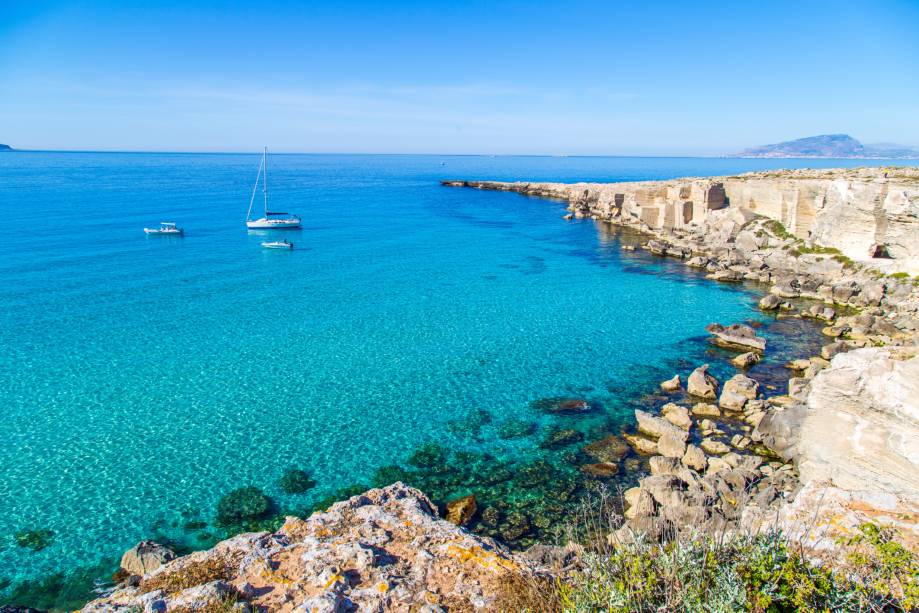 <strong>Cala Rossa, Favignana, Sicília, <a href="https://viajeaqui.abril.com.br/paises/italia" rel="Itália" target="_self">Itália</a></strong> Ideal pra quem ama mergulho, a praia é rodeada por pedreiras de calcário, onde os visitantes costumam estender a canga para tomar um bronzeado. É importante ressaltar, no entanto, que há trechos com longas descidas – que podem não ser adequadas para famílias com crianças. Para casais em lua de mel, no entanto, o lugar é um verdadeiro sonho <em><a href="https://www.booking.com/region/it/favignana.pt-br.html?sid=5b28d827ef00573fdd3b49a282e323ef;dcid=1?aid=332455&label=viagemabril-as-mais-belas-praias-do-mediterraneo" rel="Veja preços de hotéis em Favignana no Booking.com" target="_blank">Veja preços de hotéis em Favignana no Booking.com</a></em> <strong>Cala Rossa, Favignana, Sicília, <a href="https://viajeaqui.abril.com.br/paises/italia" rel="Itália" target="_self">Itália</a></strong> Ideal pra quem ama mergulho, a praia é rodeada por pedreiras de calcário, onde os visitantes costumam estender a canga para tomar um bronzeado. É importante ressaltar, no entanto, que há trechos com longas descidas – que podem não ser adequadas para famílias com crianças. Para casais em lua de mel, no entanto, o lugar é um verdadeiro sonho <em><a href="https://www.booking.com/region/it/favignana.pt-br.html?sid=5b28d827ef00573fdd3b49a282e323ef;dcid=1?aid=332455&label=viagemabril-as-mais-belas-praias-do-mediterraneo" rel="Veja preços de hotéis em Favignana no Booking.com" target="_blank">Veja preços de hotéis em Favignana no Booking.com</a></em>