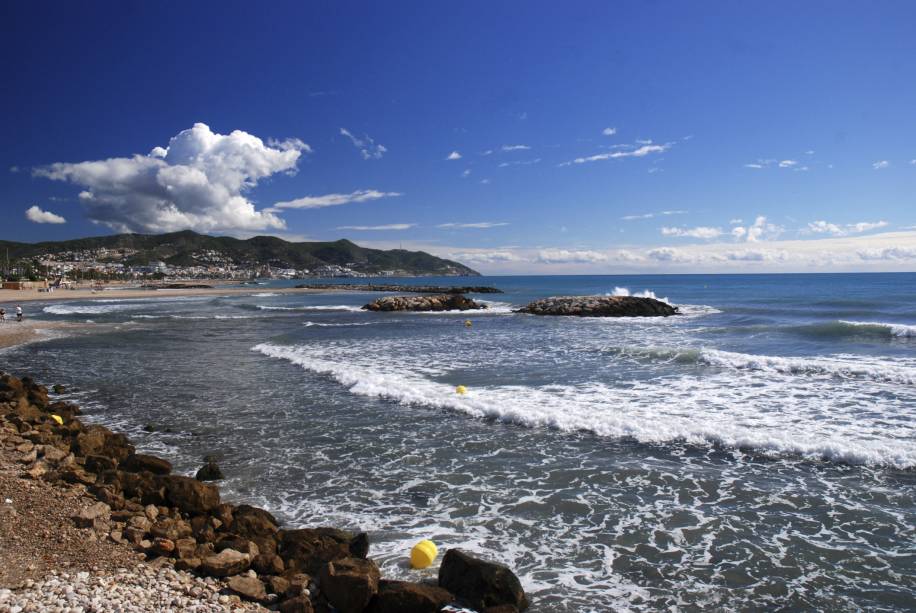 <strong>Sitges, Catalunha, <a href="https://viajeaqui.abril.com.br/paises/espanha" rel="Espanha" target="_self">Espanha</a></strong> Há quem diga que os cenários de Sitges tem um quê de <a href="https://viajeaqui.abril.com.br/cidades/br-rj-buzios" rel="Búzios" target="_self">Búzios</a>, graças à combinação de praias com uma boa infraestrutura de lojas e restaurantes. Seus trechos litorâneos são limpos e super seguros – e muitos deles são conhecidos por serem <em>gay friendly</em>. Durante o Carnaval, há festas badaladas regadas a música eletrônica, que tornam a cidade bem frequentada <em><a href="https://www.booking.com/city/es/sitges.pt-br.html?sid=5b28d827ef00573fdd3b49a282e323ef;dcid=1?aid=332455&label=viagemabril-as-mais-belas-praias-do-mediterraneo" rel="Veja preços de hotéis em Sitges no Booking.com" target="_blank">Veja preços de hotéis em Sitges no Booking.com</a></em> <strong>Sitges, Catalunha, <a href="https://viajeaqui.abril.com.br/paises/espanha" rel="Espanha" target="_self">Espanha</a></strong> Há quem diga que os cenários de Sitges tem um quê de <a href="https://viajeaqui.abril.com.br/cidades/br-rj-buzios" rel="Búzios" target="_self">Búzios</a>, graças à combinação de praias com uma boa infraestrutura de lojas e restaurantes. Seus trechos litorâneos são limpos e super seguros – e muitos deles são conhecidos por serem <em>gay friendly</em>. Durante o Carnaval, há festas badaladas regadas a música eletrônica, que tornam a cidade bem frequentada <em><a href="https://www.booking.com/city/es/sitges.pt-br.html?sid=5b28d827ef00573fdd3b49a282e323ef;dcid=1?aid=332455&label=viagemabril-as-mais-belas-praias-do-mediterraneo" rel="Veja preços de hotéis em Sitges no Booking.com" target="_blank">Veja preços de hotéis em Sitges no Booking.com</a></em>