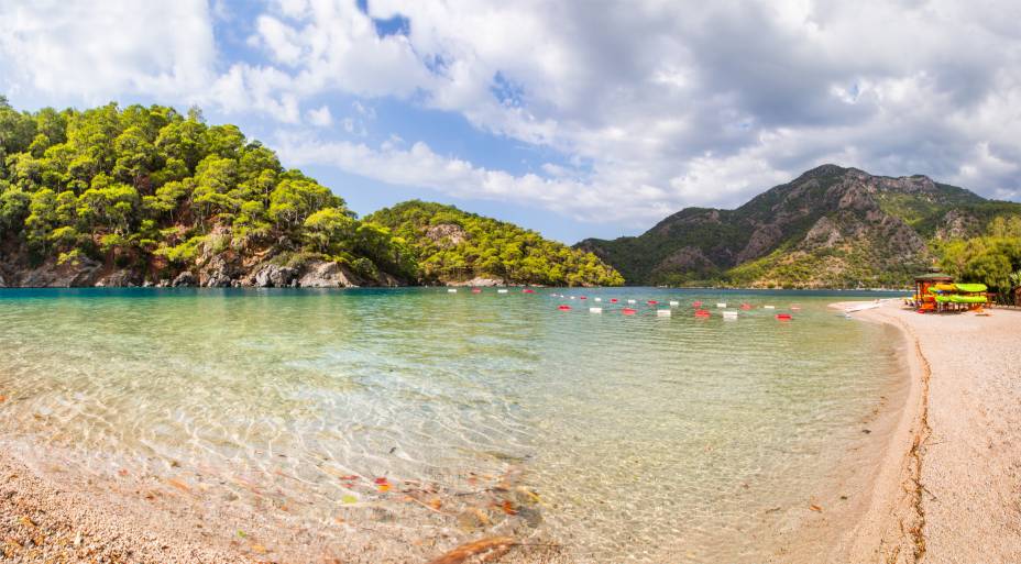 <strong>Oludeniz, Fethiye, <a href="https://viajeaqui.abril.com.br/paises/turquia" rel="Turquia" target="_self">Turquia</a> </strong> A beleza do lugar é fascinante – tanto que ele já figurou na lista de praias mais lindas do mundo. O cenário da Montanha Babadag, que marca seu entorno, atrai inúmeros praticantes de parapente, que observam a linda paisagem litorânea que a cerca <em><a href="https://www.booking.com/city/tr/oludeniz.pt-br.html?sid=5b28d827ef00573fdd3b49a282e323ef;dcid=1?aid=332455&label=viagemabril-as-mais-belas-praias-do-mediterraneo" rel="Veja preços de hotéis em Oludeniz no Booking.com" target="_blank">Veja preços de hotéis em Oludeniz no Booking.com</a></em> <strong>Oludeniz, Fethiye, <a href="https://viajeaqui.abril.com.br/paises/turquia" rel="Turquia" target="_self">Turquia</a> </strong> A beleza do lugar é fascinante – tanto que ele já figurou na lista de praias mais lindas do mundo. O cenário da Montanha Babadag, que marca seu entorno, atrai inúmeros praticantes de parapente, que observam a linda paisagem litorânea que a cerca <em><a href="https://www.booking.com/city/tr/oludeniz.pt-br.html?sid=5b28d827ef00573fdd3b49a282e323ef;dcid=1?aid=332455&label=viagemabril-as-mais-belas-praias-do-mediterraneo" rel="Veja preços de hotéis em Oludeniz no Booking.com" target="_blank">Veja preços de hotéis em Oludeniz no Booking.com</a></em>