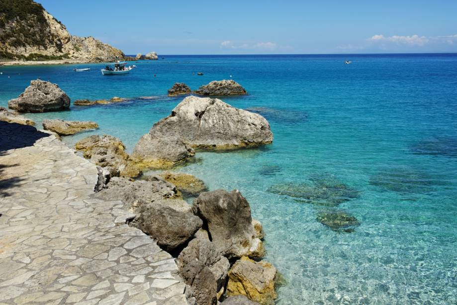 <strong>Lekvas (Leucádia), Nikitas Beach, <a href="https://viajeaqui.abril.com.br/paises/grecia" rel="Grécia" target="_self">Grécia</a></strong> Reza a lenda que a região é totalmente dedicada às mulheres, já que foi aqui que Afrodite, a deusa da beleza, nasceu. Pertencente ao trecho das Ilhas Jônicas, esse belo lugar abriga passeios deliciosos, como o de barco à borda da Odisseia, réplica colorida de um navio de guerra grego. As águas azuis de suas praias atraem casais em lua de mel <em><a href="https://www.booking.com/region/gr/lefkada.pt-br.html?sid=5b28d827ef00573fdd3b49a282e323ef;dcid=1?aid=332455&label=viagemabril-as-mais-belas-praias-do-mediterraneo" rel="Veja preços de hotéis na Ilha Lefkada no Booking.com" target="_blank">Veja preços de hotéis na Ilha Lefkada no Booking.com</a></em> <strong>Lekvas (Leucádia), Nikitas Beach, <a href="https://viajeaqui.abril.com.br/paises/grecia" rel="Grécia" target="_self">Grécia</a></strong> Reza a lenda que a região é totalmente dedicada às mulheres, já que foi aqui que Afrodite, a deusa da beleza, nasceu. Pertencente ao trecho das Ilhas Jônicas, esse belo lugar abriga passeios deliciosos, como o de barco à borda da Odisseia, réplica colorida de um navio de guerra grego. As águas azuis de suas praias atraem casais em lua de mel <em><a href="https://www.booking.com/region/gr/lefkada.pt-br.html?sid=5b28d827ef00573fdd3b49a282e323ef;dcid=1?aid=332455&label=viagemabril-as-mais-belas-praias-do-mediterraneo" rel="Veja preços de hotéis na Ilha Lefkada no Booking.com" target="_blank">Veja preços de hotéis na Ilha Lefkada no Booking.com</a></em>