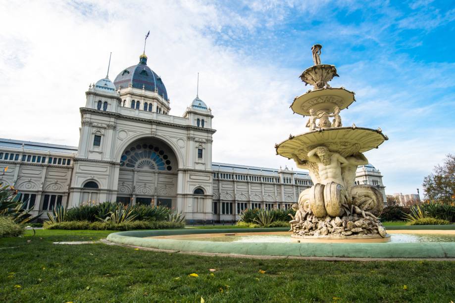 <strong>Jardins de Carlton e edifício da Exposição Real – <a href="https://viajeaqui.abril.com.br/cidades/australia-melbourne" rel="Melbourne" target="_blank">Melbourne</a> </strong> O edifício da Exposição Real, localizado nas dependências dos Jardins de Carlton, é um ícone da arquitetura em toda Austrália. Seu design combina elementos bizantinos, românticos e renascentistas. Tanto o edifício quanto os jardins são símbolos da influência vitoriana no país <strong>Jardins de Carlton e edifício da Exposição Real – <a href="https://viajeaqui.abril.com.br/cidades/australia-melbourne" rel="Melbourne" target="_blank">Melbourne</a> </strong> O edifício da Exposição Real, localizado nas dependências dos Jardins de Carlton, é um ícone da arquitetura em toda Austrália. Seu design combina elementos bizantinos, românticos e renascentistas. Tanto o edifício quanto os jardins são símbolos da influência vitoriana no país