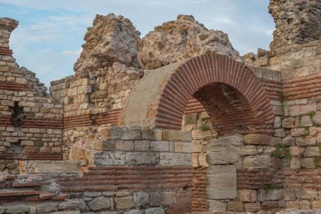 A cidade antiga de Nessebar é repleta de muralhas e ruínas datadas do século 5 e 6 – e que até hoje se encontram preservadas. Vale uma visita na Igreja de Santa Sofia, tombada pela Unesco A cidade antiga de Nessebar é repleta de muralhas e ruínas datadas do século 5 e 6 – e que até hoje se encontram preservadas. Vale uma visita na Igreja de Santa Sofia, tombada pela Unesco