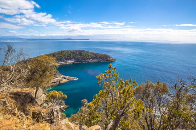 <strong>Região selvagem da Tasmânia </strong> Dezessete parques nacionais estão no território da Tasmânia. Lá você encontra praias com aspecto intocado, montanhas que deixam qualquer amante do trekking fascinado, corredeiras radicais e naturais e a constante beleza da vida selvagem. Sua vegetação é uma das últimas extensões de floresta temperada do mundo <strong>Região selvagem da Tasmânia </strong> Dezessete parques nacionais estão no território da Tasmânia. Lá você encontra praias com aspecto intocado, montanhas que deixam qualquer amante do trekking fascinado, corredeiras radicais e naturais e a constante beleza da vida selvagem. Sua vegetação é uma das últimas extensões de floresta temperada do mundo