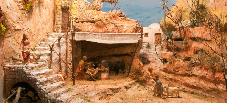 <a href="https://viajeaqui.abril.com.br/cidades/israel-belem" rel="Belém - Cisjordânia" target="_blank"><strong>Belém – Cisjordânia</strong></a>    Esqueçamos por um momento dos confrontos territoriais entre Israel e Palestina e lembremos que a vila onde Jesus nasceu é justamente mais agraciada na véspera do Natal. A Igreja da Natividade, uma das mais antigas do mundo e considerada o local oficial de nascimento do menino Jesus, é o símbolo máximo de Belém como Terra Santa. Presépios de madeira em tamanho real com manjedouras são elementos que não faltam em Belém. O destino está na rota dos peregrinos, que costumam também passar por <a href="https://viajeaqui.abril.com.br/cidades/israel-jerusalem" rel="Jerusalém" target="_blank">Jerusalém</a> e <a href="https://viajeaqui.abril.com.br/cidades/israel-nazare" rel=" Nazaré" target="_blank">Nazaré</a>.    <a href="https://www.booking.com/city/il/jerusalem.pt-br.html?aid=332455&label=viagemabril-natal" rel="Veja hotéis em Jerusalém no booking.com" target="_blank"><em>Veja hotéis em Jerusalém no Booking.com</em></a> <a href="https://viajeaqui.abril.com.br/cidades/israel-belem" rel="Belém - Cisjordânia" target="_blank"><strong>Belém – Cisjordânia</strong></a>    Esqueçamos por um momento dos confrontos territoriais entre Israel e Palestina e lembremos que a vila onde Jesus nasceu é justamente mais agraciada na véspera do Natal. A Igreja da Natividade, uma das mais antigas do mundo e considerada o local oficial de nascimento do menino Jesus, é o símbolo máximo de Belém como Terra Santa. Presépios de madeira em tamanho real com manjedouras são elementos que não faltam em Belém. O destino está na rota dos peregrinos, que costumam também passar por <a href="https://viajeaqui.abril.com.br/cidades/israel-jerusalem" rel="Jerusalém" target="_blank">Jerusalém</a> e <a href="https://viajeaqui.abril.com.br/cidades/israel-nazare" rel=" Nazaré" target="_blank">Nazaré</a>.    <a href="https://www.booking.com/city/il/jerusalem.pt-br.html?aid=332455&label=viagemabril-natal" rel="Veja hotéis em Jerusalém no booking.com" target="_blank"><em>Veja hotéis em Jerusalém no Booking.com</em></a>