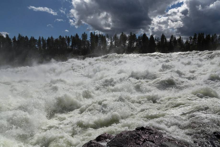 Os lagos estão entre as paisagens que marcam a identidade da Suécia: são aproximadamente cem mil deles espalhados por suas extensas regiões e ocupando quase 10% da área total do país Os lagos estão entre as paisagens que marcam a identidade da Suécia: são aproximadamente cem mil deles espalhados por suas extensas regiões e ocupando quase 10% da área total do país