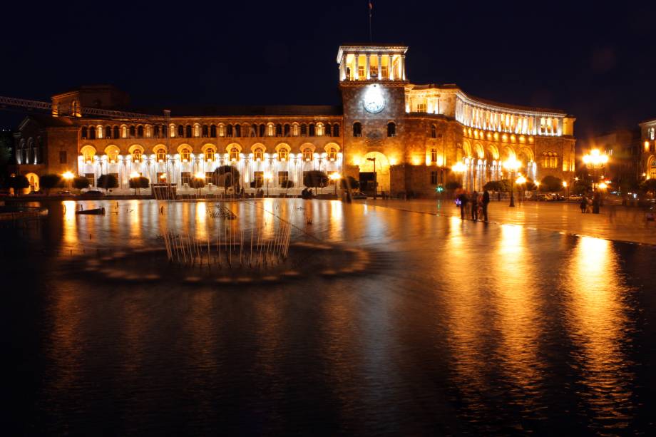 O anoitecer na capital Yerevan. Por aqui, vale dar uma pausa pra tomar um cafezinho a qualquer hora, já que a cultura do país tem tudo a ver com a bebida