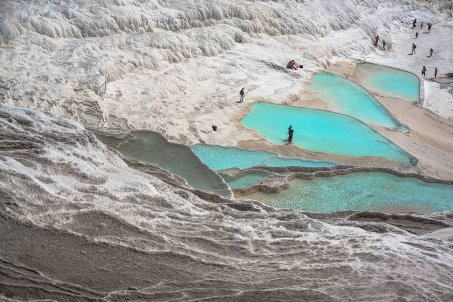 <strong>Pamukkale – <a href="https://viajeaqui.abril.com.br/paises/turquia" rel="Turquia" target="_blank">Turquia</a></strong>            Parece neve, mas é calcário. As piscinas termais de calcita são carinhosamente conhecidas como “Castelo de Algodão”. Não é por menos: a atração é Patrimônio da Humanidade pela Unesco. Os sapatos devem ficar na entrada