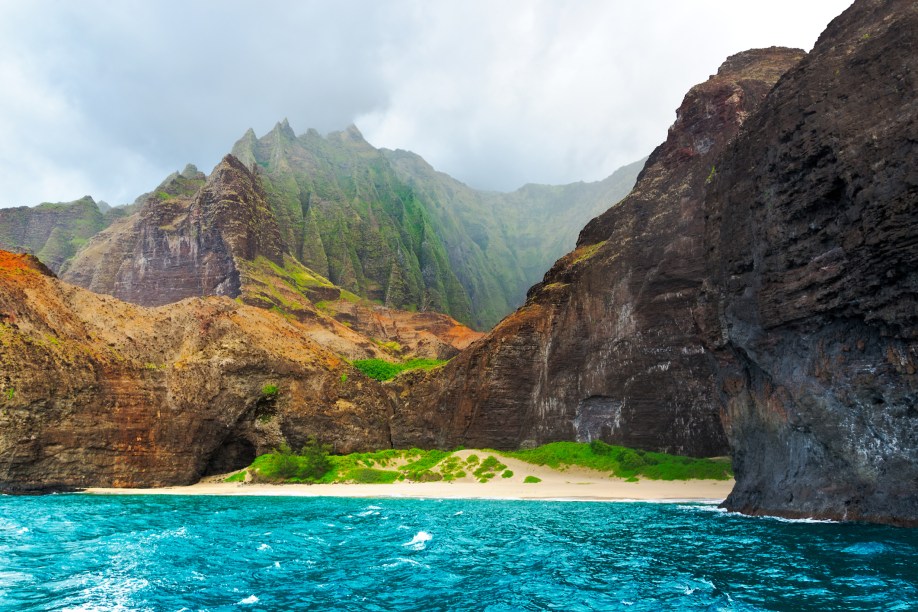 <strong>Costa de Na Pali – Havaí, <a href="https://viajeaqui.abril.com.br/paises/estados-unidos" rel="EUA" target="_blank">EUA</a></strong>                                                                                                                                                            São 35 quilômetros de penhascos verdejantes à beira do incrível mar havaiano. As montanhas na região de Kauai escondem a rica fauna e flora do Havaí, abrigando espécies raras, aves tropicais e cachoeiras secretas