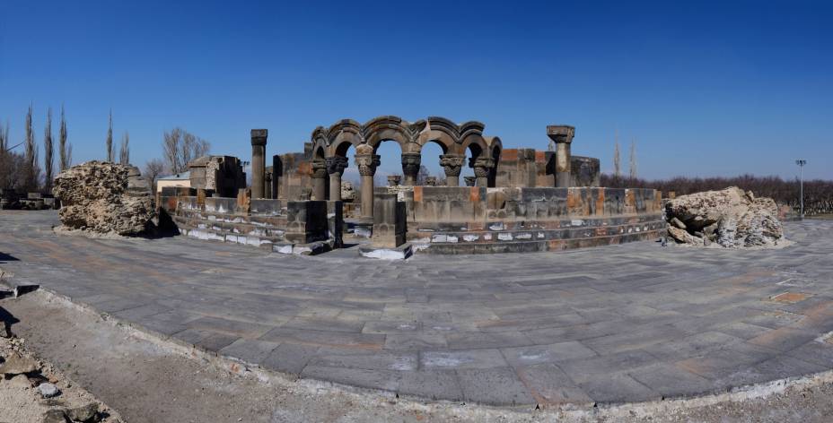 A Catedral de Zvartnots data do século 17. A construção foi erguida quando o país ainda se encontrava sob o domínio do Império Bizantino. Hoje, ela é tombada como Patrimônio Mundial da Unesco