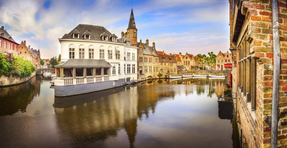 <a href="https://viajeaqui.abril.com.br/cidades/belgica-bruges" target="_blank" rel="noopener"><strong>Bruges – Bélgica </strong></a> Um passeio pelos canais da cidade é atração imperdível no roteiro. Em terra firme você se depara com construções medievais praticamente intactas, bons estabelecimentos cervejeiros e lojas com as mais saborosas variedades de chocolate belga. <a href="https://www.booking.com/city/be/brugge.pt-br.html?aid=332455&label=viagemabril-venezasdomundo" target="_blank" rel="noopener"><em>Busque hospedagens em Bruges no booking.com</em></a>