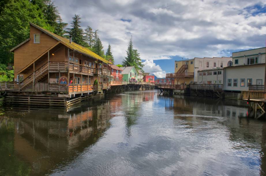 Com casinhas flutuantes bem estruturadas, erguidas sobre palafitas, a <strong>Creek Street</strong>, na cidade de <strong>Ketchikan</strong>, é uma das queridinhas dos turistas. Antigamente, a região era marcada pela prostituição. Hoje, é possível passear de barco pelo rio, conhecido por abrigar os famosos salmões<em><a href="https://www.booking.com/city/us/ketchikan.pt-br.html?sid=5b28d827ef00573fdd3b49a282e323ef;dcid=1?aid=332455&label=viagemabril-paisagens-do-alasca" rel="Veja preços de hotéis em Ketchikan no Booking.com" target="_blank">Veja preços de hotéis em Ketchikan no Booking.com</a></em>