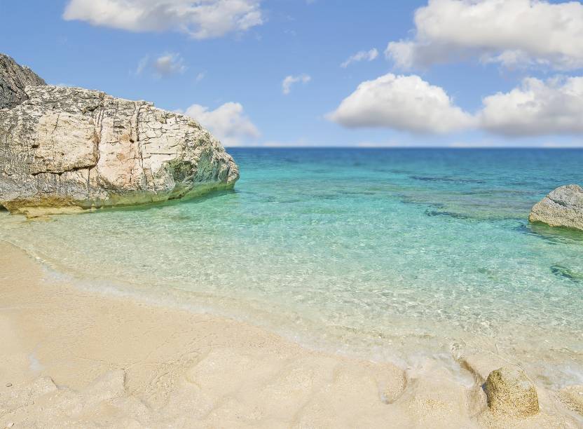 <strong>Cala Mariolu, Baunei, Sardenha, <a href="https://viajeaqui.abril.com.br/paises/italia" rel="Itália" target="_self">Itália</a> </strong> A comuna italiana de Baunei é, por si só, um charme, com pequenas casas em meio a rochas de calcário compondo seu cenário. O azul intenso de suas águas ganha força nessa praia, que só pode ser acessada através de um barco. Alguns visitantes alugam lanchas para passear pelo local, o que pode ser uma boa alternativa pra quem deseja ficar o dia todo por ali <em><a href="https://www.booking.com/city/it/baunei.pt-br.html?sid=5b28d827ef00573fdd3b49a282e323ef;dcid=1?aid=332455&label=viagemabril-as-mais-belas-praias-do-mediterraneo" rel="Veja preços de hotéis em Baunei no Booking.com" target="_blank">Veja preços de hotéis em Baunei no Booking.com</a></em> <strong>Cala Mariolu, Baunei, Sardenha, <a href="https://viajeaqui.abril.com.br/paises/italia" rel="Itália" target="_self">Itália</a> </strong> A comuna italiana de Baunei é, por si só, um charme, com pequenas casas em meio a rochas de calcário compondo seu cenário. O azul intenso de suas águas ganha força nessa praia, que só pode ser acessada através de um barco. Alguns visitantes alugam lanchas para passear pelo local, o que pode ser uma boa alternativa pra quem deseja ficar o dia todo por ali <em><a href="https://www.booking.com/city/it/baunei.pt-br.html?sid=5b28d827ef00573fdd3b49a282e323ef;dcid=1?aid=332455&label=viagemabril-as-mais-belas-praias-do-mediterraneo" rel="Veja preços de hotéis em Baunei no Booking.com" target="_blank">Veja preços de hotéis em Baunei no Booking.com</a></em>