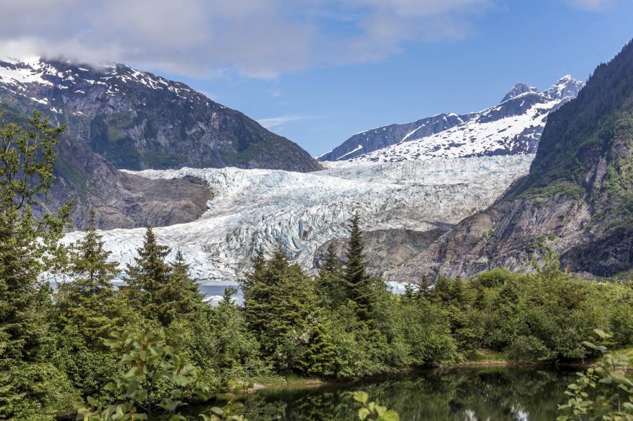 A <strong>Mendenhall Glacier</strong> possui aproximadamente 20 km de comprimento dentro de <strong>Juneau</strong>. A geleira é uma das mais famosas do Alasca e encanta os turistas. Dentro de sua área, há uma colina com um observatório, que abriga lojinhas    <em><a href="https://www.booking.com/city/us/juneau.pt-br.html?sid=5b28d827ef00573fdd3b49a282e323ef;dcid=1?aid=332455&label=viagemabril-paisagens-do-alasca" rel="Veja preços de hotéis em Juneau no Booking.com" target="_blank">Veja preços de hotéis em Juneau no Booking.com</a></em>