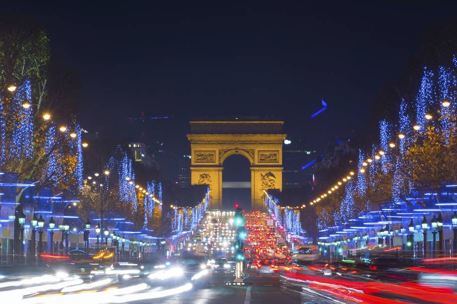<a href="https://viajeaqui.abril.com.br/cidades/franca-paris" rel="Paris – França " target="_blank"><strong>Paris – França </strong></a>    Apesar das temperaturas baixíssimas, a Cidade-Luz consegue a proeza de ficar ainda mais iluminada na temporada natalina. A avenida <a href="https://viajeaqui.abril.com.br/estabelecimentos/franca-paris-atracao-champs-elysees" rel="Champs-Elysées " target="_blank">Champs-Elysées</a> e o <a href="https://viajeaqui.abril.com.br/estabelecimentos/franca-paris-atracao-arco-do-triunfo-arc-de-triomphe" rel="Arco do Triunfo" target="_blank">Arco do Triunfo</a> são cartões-postais clássicos do Natal parisiense, junto com Mercados de Natal em diferentes pontos da cidade que se adereçam com decorações temáticas e iluminadas. Alguns deles têm pista de patinação no gelo    <a href="https://?aid=332455&label=viagemabril-natal" rel="Veja hotéis em Paris no booking.com" target="_blank"><em>Veja hotéis em Paris no Booking.com</em></a> <a href="https://viajeaqui.abril.com.br/cidades/franca-paris" rel="Paris – França " target="_blank"><strong>Paris – França </strong></a>    Apesar das temperaturas baixíssimas, a Cidade-Luz consegue a proeza de ficar ainda mais iluminada na temporada natalina. A avenida <a href="https://viajeaqui.abril.com.br/estabelecimentos/franca-paris-atracao-champs-elysees" rel="Champs-Elysées " target="_blank">Champs-Elysées</a> e o <a href="https://viajeaqui.abril.com.br/estabelecimentos/franca-paris-atracao-arco-do-triunfo-arc-de-triomphe" rel="Arco do Triunfo" target="_blank">Arco do Triunfo</a> são cartões-postais clássicos do Natal parisiense, junto com Mercados de Natal em diferentes pontos da cidade que se adereçam com decorações temáticas e iluminadas. Alguns deles têm pista de patinação no gelo    <a href="https://?aid=332455&label=viagemabril-natal" rel="Veja hotéis em Paris no booking.com" target="_blank"><em>Veja hotéis em Paris no Booking.com</em></a>