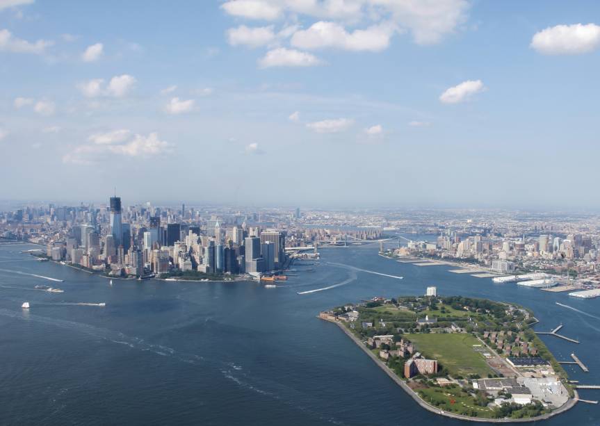 <strong>Governors Island </strong> A ilha em formato de sorvete que serviu de abrigo militar por mais de 200 anos só abre aos finais de semana e feriados dos meses de verão do Hemisfério Norte. A Governor´s Island sedia eventos e exposições, tem parques e até uma pequena prainha. Pegue a ferry gratuita no Battery Maritime Building, que fica ao lado da Staten Island Ferry, no sul de Manhattan. Balsas também partem do Píer 6 do Brooklyn Bridge Park. É possível levar ou alugar uma bike e pedalar em volta da ilha.