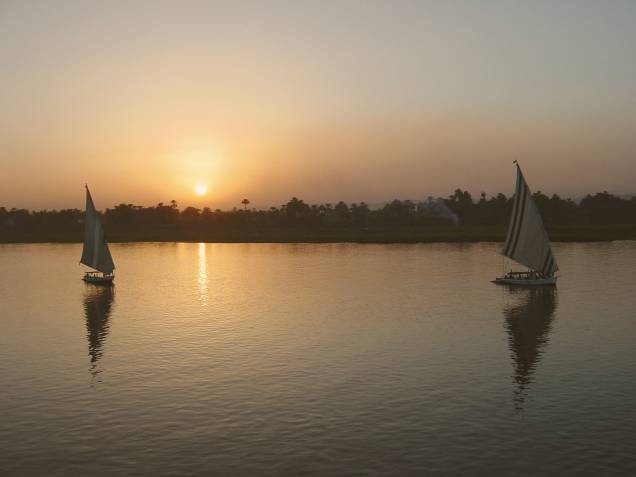 Um dos passeios mais tradicionais no emblemático rio Nilo é o de felucca: os barcos a vela navegam tranquilamente pelos sítios arqueológicos, principalmente nos arredores de Aswan Um dos passeios mais tradicionais no emblemático rio Nilo é o de felucca: os barcos a vela navegam tranquilamente pelos sítios arqueológicos, principalmente nos arredores de Aswan