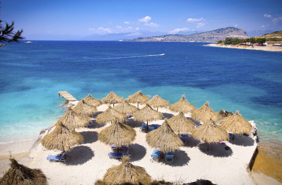 <strong>Ksamil, Sarandë, Albânia</strong> Apesar de pequena, a praia é uma das mais visitadas por turistas no país, que se encantam por suas águas calmas. Pela região, há muitos bons restaurantes, que servem pratos com preços mais em conta <em><a href="https://www.booking.com/city/al/sarande.pt-br.html?sid=5b28d827ef00573fdd3b49a282e323ef;dcid=4aid=332455&label=viagemabril-as-mais-belas-praias-do-mediterraneo" rel="Veja preços de hotéis em Sarandë no Booking.com" target="_blank">Veja preços de hotéis em Sarandë no Booking.com</a></em> <strong>Ksamil, Sarandë, Albânia</strong> Apesar de pequena, a praia é uma das mais visitadas por turistas no país, que se encantam por suas águas calmas. Pela região, há muitos bons restaurantes, que servem pratos com preços mais em conta <em><a href="https://www.booking.com/city/al/sarande.pt-br.html?sid=5b28d827ef00573fdd3b49a282e323ef;dcid=4aid=332455&label=viagemabril-as-mais-belas-praias-do-mediterraneo" rel="Veja preços de hotéis em Sarandë no Booking.com" target="_blank">Veja preços de hotéis em Sarandë no Booking.com</a></em>