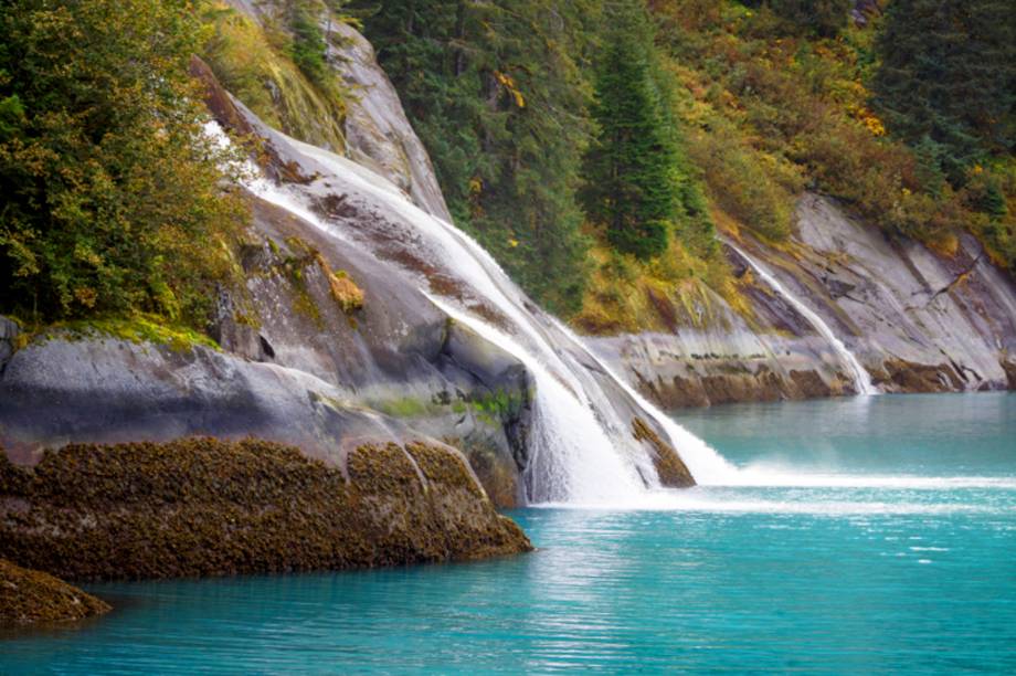 O <strong>fiorde de Tracy Arm</strong>, próximo à Juneau, inclui quedas dágua, geleiras e paredes de granito. O passeio por suas águas, feito através de um navio, é realizado a partir da baía de Holkham e inclui monitores que explicam suas formações<em><a href="https://www.booking.com/city/us/juneau.pt-br.html?sid=5b28d827ef00573fdd3b49a282e323ef;dcid=1?aid=332455&label=viagemabril-paisagens-do-alasca" rel="Veja preços de hotéis em Juneau no Booking.com" target="_blank">Veja preços de hotéis em Juneau no Booking.com</a></em>