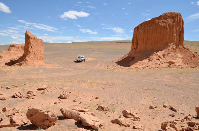<strong>10. Deserto de Gobi, na Mongólia</strong>Passear pelo maior deserto da Ásia é se desligar do mundo por alguns dias, viajar em uma interminável planície sem estradas, confiando plenamente no senso de direção do seu guia, sem acesso a telefone e internet. Mas o visual dos rochedos faz o sacrifício valer a pena <strong>10. Deserto de Gobi, na Mongólia</strong>Passear pelo maior deserto da Ásia é se desligar do mundo por alguns dias, viajar em uma interminável planície sem estradas, confiando plenamente no senso de direção do seu guia, sem acesso a telefone e internet. Mas o visual dos rochedos faz o sacrifício valer a pena