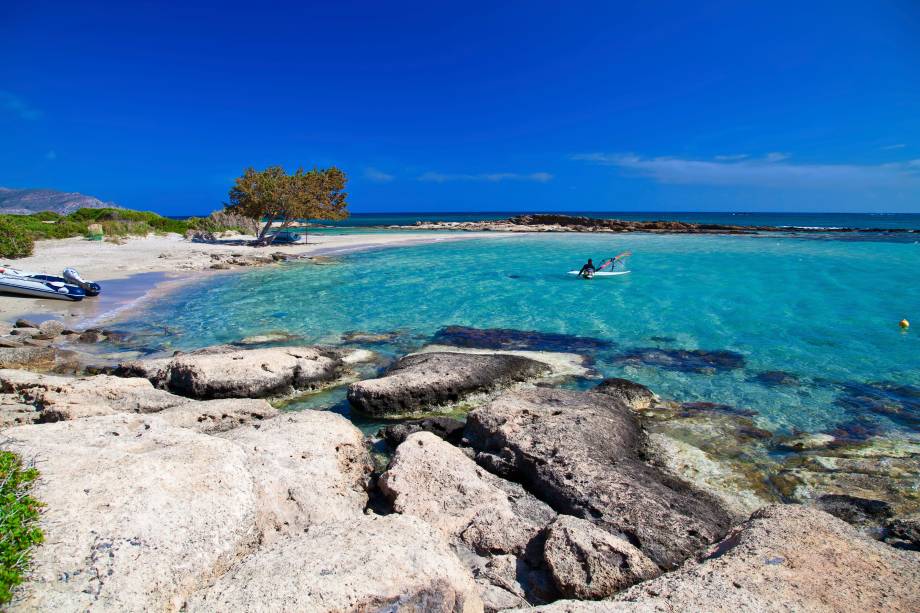 <strong>Elafonisi, Chania, <a href="https://viajeaqui.abril.com.br/cidades/grecia-creta" rel="Creta" target="_self">Creta</a>, <a href="https://viajeaqui.abril.com.br/paises/grecia" rel="Grécia" target="_self">Grécia</a></strong> Se você é fã de esportes como windsurfe, essa praia é o seu destino ideal! Com um mar de águas claras e mornas, ela atrai turistas aventureiros e casais em busca de um cenário memorável. Prepare-se para encontrar uma areia fofinha em tons de rosa <em><a href="https://www.booking.com/city/gr/elafonisi.pt-br.html?sid=5b28d827ef00573fdd3b49a282e323ef;dcid=1?aid=332455&label=viagemabril-as-mais-belas-praias-do-mediterraneo" rel="Veja fotos de hotéis em Elafonisi no Booking.com" target="_blank">Veja fotos de hotéis em Elafonisi no Booking.com</a></em> <strong>Elafonisi, Chania, <a href="https://viajeaqui.abril.com.br/cidades/grecia-creta" rel="Creta" target="_self">Creta</a>, <a href="https://viajeaqui.abril.com.br/paises/grecia" rel="Grécia" target="_self">Grécia</a></strong> Se você é fã de esportes como windsurfe, essa praia é o seu destino ideal! Com um mar de águas claras e mornas, ela atrai turistas aventureiros e casais em busca de um cenário memorável. Prepare-se para encontrar uma areia fofinha em tons de rosa <em><a href="https://www.booking.com/city/gr/elafonisi.pt-br.html?sid=5b28d827ef00573fdd3b49a282e323ef;dcid=1?aid=332455&label=viagemabril-as-mais-belas-praias-do-mediterraneo" rel="Veja fotos de hotéis em Elafonisi no Booking.com" target="_blank">Veja fotos de hotéis em Elafonisi no Booking.com</a></em>