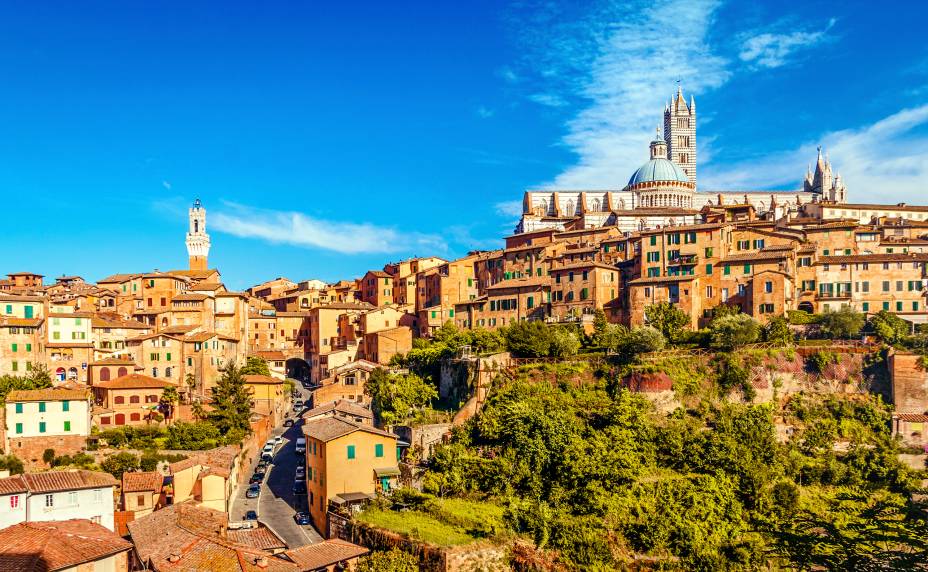 <a href="https://viajeaqui.abril.com.br/cidades/italia-siena" rel="Siena">Siena</a> faz jus à fama de lugar romântico dos que só se encontram na <a href="https://viajeaqui.abril.com.br/cidades/italia-toscana" rel="Toscana">Toscana</a>, com seu Centro Histórico medieval muito bem preservado