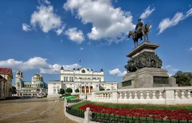 <strong><a href="https://visualturismo.com.br" rel="VISUAL" target="_blank">VISUAL</a></strong> <strong>O QUE ELA FAZ POR VOCÊ:</strong> Tem roteiro para países menos visitados.<strong>PACOTE:</strong> Membro da União Europeia desde 2007, a pequena <a href="https://viajeaqui.abril.com.br/paises/bulgaria" rel="Bulgária" target="_self">Bulgária</a> exibe uma cênica geografia montanhosa no sudeste do continente. No tour de 13 noites que combina o país com a <a href="https://viajeaqui.abril.com.br/paises/romenia" rel="Romênia" target="_self">Romênia</a>, entram no itinerário as capitais <strong>Sofia</strong> e <a href="https://viajeaqui.abril.com.br/cidades/romenia-bucareste" rel="Bucareste" target="_self">Bucareste</a>, além de cidades pouco conhecidas, como a graciosa Bistriţa, cenário do livro <em>Drácula</em>, de Bram Stoker, e a também romena Brașov, de onde partem passeios para os bosques do Rio Bicaz. Em hotéis três-estrelas, com traslados em ônibus turístico e guia em espanhol, sai por US$ 2 050 (sem aéreo) <strong><a href="https://visualturismo.com.br" rel="VISUAL" target="_blank">VISUAL</a></strong> <strong>O QUE ELA FAZ POR VOCÊ:</strong> Tem roteiro para países menos visitados.<strong>PACOTE:</strong> Membro da União Europeia desde 2007, a pequena <a href="https://viajeaqui.abril.com.br/paises/bulgaria" rel="Bulgária" target="_self">Bulgária</a> exibe uma cênica geografia montanhosa no sudeste do continente. No tour de 13 noites que combina o país com a <a href="https://viajeaqui.abril.com.br/paises/romenia" rel="Romênia" target="_self">Romênia</a>, entram no itinerário as capitais <strong>Sofia</strong> e <a href="https://viajeaqui.abril.com.br/cidades/romenia-bucareste" rel="Bucareste" target="_self">Bucareste</a>, além de cidades pouco conhecidas, como a graciosa Bistriţa, cenário do livro <em>Drácula</em>, de Bram Stoker, e a também romena Brașov, de onde partem passeios para os bosques do Rio Bicaz. Em hotéis três-estrelas, com traslados em ônibus turístico e guia em espanhol, sai por US$ 2 050 (sem aéreo)