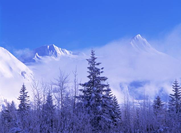 As <strong>Chugach Mountains</strong> são paisagens típicas do estado, com mais 4 mil metros de altura. Dentro de sua área, o <strong>Portage Valley</strong> funciona como um canal que se conecta a Kenai <em><a href="https://www.booking.com/city/us/kenai.pt-br.html?sid=5b28d827ef00573fdd3b49a282e323ef;dcid=1?aid=332455&label=viagemabril-paisagens-do-alasca" rel="Veja preços de hotéis em Kenai no Booking.com" target="_blank">Veja preços de hotéis em Kenai no Booking.com</a></em> As <strong>Chugach Mountains</strong> são paisagens típicas do estado, com mais 4 mil metros de altura. Dentro de sua área, o <strong>Portage Valley</strong> funciona como um canal que se conecta a Kenai <em><a href="https://www.booking.com/city/us/kenai.pt-br.html?sid=5b28d827ef00573fdd3b49a282e323ef;dcid=1?aid=332455&label=viagemabril-paisagens-do-alasca" rel="Veja preços de hotéis em Kenai no Booking.com" target="_blank">Veja preços de hotéis em Kenai no Booking.com</a></em>
