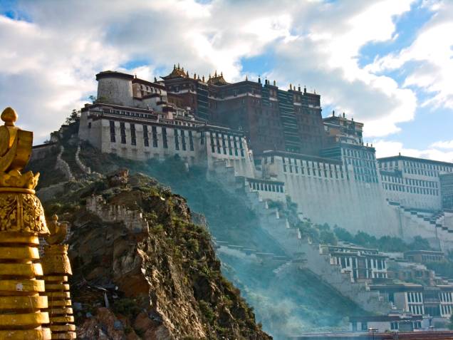 <strong>Lhasa, Tibete</strong><br />O sagrado Potala, palácio dos dalai-lamas, hoje encontra-se vazio. Ao menos espiritualmente, já que o líder político e espiritual do Tibete vive no exílio desde a década de 1950. Mesmo assim, a poderosa imagem do maciço castelo-mosteiro é uma benção para seus seguidores, que aqui oram, talvez, pelo dia do retorno do Oceano de Sabedoria.<br /> <strong>Lhasa, Tibete</strong><br />O sagrado Potala, palácio dos dalai-lamas, hoje encontra-se vazio. Ao menos espiritualmente, já que o líder político e espiritual do Tibete vive no exílio desde a década de 1950. Mesmo assim, a poderosa imagem do maciço castelo-mosteiro é uma benção para seus seguidores, que aqui oram, talvez, pelo dia do retorno do Oceano de Sabedoria.<br />