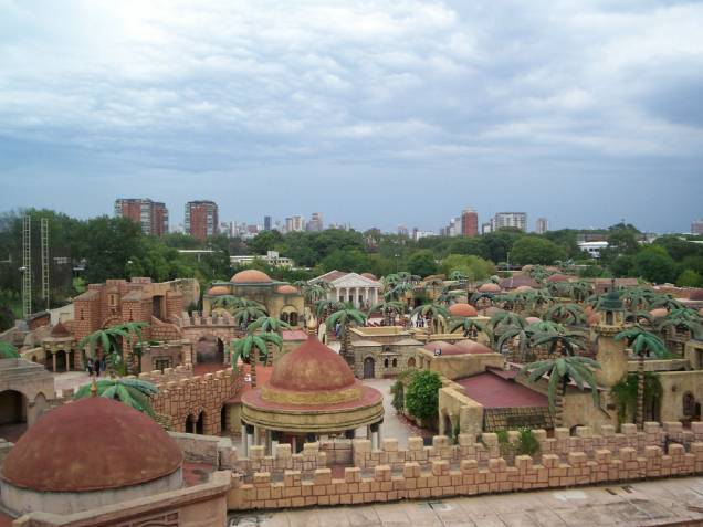 Este foi um dos primeiros parques temáticos a adotar um viés religioso. O <strong>Tierra Santa</strong> foi construído no ano 2000, na Argentina, e tem a proposta de ilustrar a vida de Jesus Cristo, do nascimento até a ressureição, que acontece de hora em hora. O parque é ambientado na antiga Jerusalém e é cheio de esculturas móveis dos personagens daquela época.<br /> <br /> Além de acompanhar os passos de Jesus, o parque traz a representação de outros momentos da história da religião, como a criação do mundo e a história de Moisés, uma gruta com todas as representações de Virgem Maria e esculturas de figuras importantes como Madre Teresa de Calcutá e o Papa João Paulo II.<br /> <br /> Para não excluir completamente os outros cultos, o Tierra Santa ainda tem um templo e uma mesquita. Este foi um dos primeiros parques temáticos a adotar um viés religioso. O <strong>Tierra Santa</strong> foi construído no ano 2000, na Argentina, e tem a proposta de ilustrar a vida de Jesus Cristo, do nascimento até a ressureição, que acontece de hora em hora. O parque é ambientado na antiga Jerusalém e é cheio de esculturas móveis dos personagens daquela época.<br /> <br /> Além de acompanhar os passos de Jesus, o parque traz a representação de outros momentos da história da religião, como a criação do mundo e a história de Moisés, uma gruta com todas as representações de Virgem Maria e esculturas de figuras importantes como Madre Teresa de Calcutá e o Papa João Paulo II.<br /> <br /> Para não excluir completamente os outros cultos, o Tierra Santa ainda tem um templo e uma mesquita.