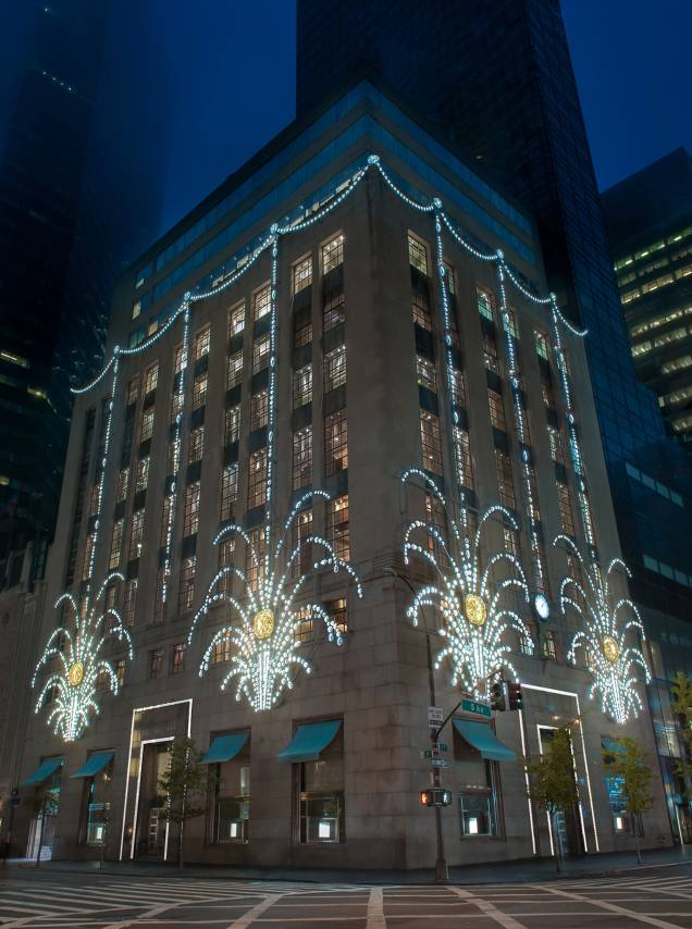 <a href="https://viajeaqui.abril.com.br/estabelecimentos/estados-unidos-nova-york-atracao-tiffany-co" rel="Tiffany & Co. " target="_blank"><strong>Tiffany & Co. </strong></a><em>(57th Street com 5th Avenue)</em> Não é difícil se deparar com uma joalheria Tiffany mundo a fora. Mas nenhuma é tão icônica quanto à principal locação do filme “Bonequinha de Luxo”. Não precisa nem entrar na loja, basta tomar um café e observr a vitrine <a href="https://viajeaqui.abril.com.br/estabelecimentos/estados-unidos-nova-york-atracao-tiffany-co" rel="Tiffany & Co. " target="_blank"><strong>Tiffany & Co. </strong></a><em>(57th Street com 5th Avenue)</em> Não é difícil se deparar com uma joalheria Tiffany mundo a fora. Mas nenhuma é tão icônica quanto à principal locação do filme “Bonequinha de Luxo”. Não precisa nem entrar na loja, basta tomar um café e observr a vitrine