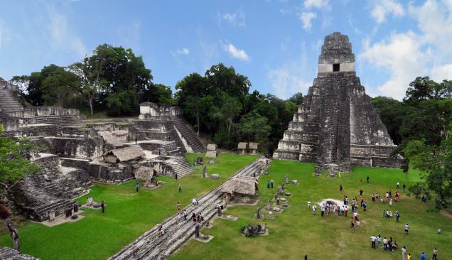 <strong>1. Templo do Grande Jaguar – Tikal – Guatemala </strong>O Templo I (foto), também conhecido como Templo do Grande Jaguar ou Templo de Ah Cacao, é a pirâmide mais alta do complexo arqueológico de Tikal, que foi um dos maiores centros urbanos da civilização maia. Foi construída entre 740-750 d.C., tem 47 metros de altura e abriga uma tumba em seu topo, do rei Jasaw Chan K’awil. Entre os elementos descobertos na tumba está uma grande coleção de tubos de ossos humanos e animais decorados, ornamentos de jade e conchas e vasos de cerâmica contendo oferendas de comida e bebida.Em frente ao Templo I está o Templo II, também conhecido como Templo das Máscaras. Com arquitetura similar, é mais baixo (38 metros), mais antigo (foi construído em 700 d.C.) e é dedicado a Kalajuun Une’ Mo, esposa de Jasaw Chan K’awil. Sua tumba não foi encontrada, mas uma pintura do rosto da rainha foi escavada na portada no topo da pirâmide <strong>1. Templo do Grande Jaguar – Tikal – Guatemala </strong>O Templo I (foto), também conhecido como Templo do Grande Jaguar ou Templo de Ah Cacao, é a pirâmide mais alta do complexo arqueológico de Tikal, que foi um dos maiores centros urbanos da civilização maia. Foi construída entre 740-750 d.C., tem 47 metros de altura e abriga uma tumba em seu topo, do rei Jasaw Chan K’awil. Entre os elementos descobertos na tumba está uma grande coleção de tubos de ossos humanos e animais decorados, ornamentos de jade e conchas e vasos de cerâmica contendo oferendas de comida e bebida.Em frente ao Templo I está o Templo II, também conhecido como Templo das Máscaras. Com arquitetura similar, é mais baixo (38 metros), mais antigo (foi construído em 700 d.C.) e é dedicado a Kalajuun Une’ Mo, esposa de Jasaw Chan K’awil. Sua tumba não foi encontrada, mas uma pintura do rosto da rainha foi escavada na portada no topo da pirâmide