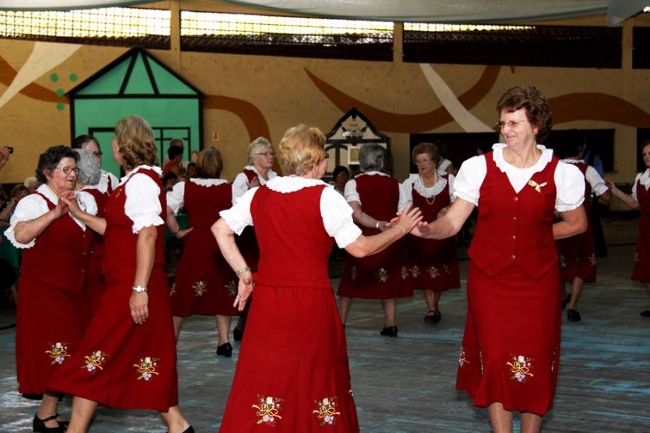 Apresentação de dança típica alemã na Festa do Imigrante de Timbó