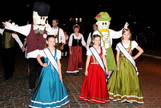 Desfile durante a Festa do Imigrante de Timbó Desfile durante a Festa do Imigrante de Timbó