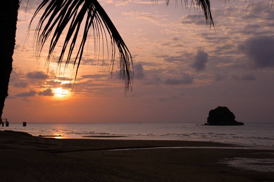 <strong>Tioman Island, <a href="https://viajeaqui.abril.com.br/paises/malasia" rel="Malásia" target="_self">Malásia</a></strong>A pequena ilha é cercada por uma densa floresta, praticamente inabitada, e repleta de recife de corais, o que atrai mergulhadores. Suas águas, de um tom azul intenso e límpido, convidam a passeios de barco<em><a href="https://www.booking.com/city/my/tioman-beach.pt-br.html?aid=332455&label=viagemabril-praias-da-malasia-tailandia-indonesia-e-filipinas" rel="Veja preços de hotéis em Tioman Island no Booking.com" target="_blank">Veja preços de hotéis em Tioman Island no Booking.com</a></em>