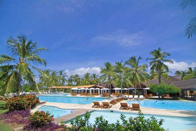 <strong>PRAIA DO FORTE, BAHIA</strong> Quer lugar mais charmoso na Bahia do que a Praia do Forte? O distrito, localizado a 90 km de Salvador, é o mais badalado da Linha Verde, região que compreende o litoral baiano ao norte de Salvador, e possui em sua ótima infraestrutura grandes resorts, pousadas charmosas, bons restaurantes e, é claro, programas para a família. Na Alameda do Sol é possível conhecer o principal Centro de Visitantes do Projeto Tamar no país, excelente programa para quem viaja com crianças. <strong>PRAIA DO FORTE, BAHIA</strong> Quer lugar mais charmoso na Bahia do que a Praia do Forte? O distrito, localizado a 90 km de Salvador, é o mais badalado da Linha Verde, região que compreende o litoral baiano ao norte de Salvador, e possui em sua ótima infraestrutura grandes resorts, pousadas charmosas, bons restaurantes e, é claro, programas para a família. Na Alameda do Sol é possível conhecer o principal Centro de Visitantes do Projeto Tamar no país, excelente programa para quem viaja com crianças.