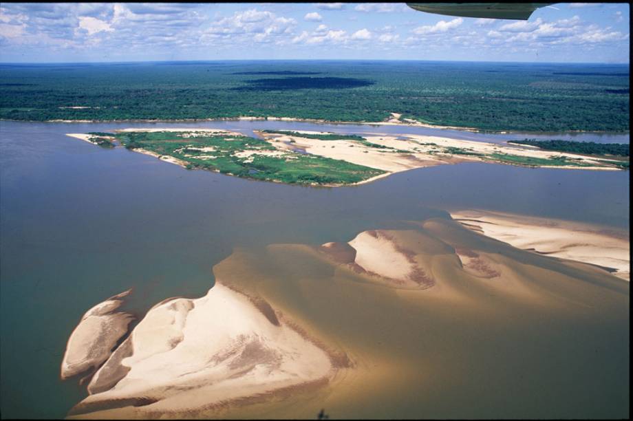 A Ilha do Bananal, no <a href="https://viajeaqui.abril.com.br/estados/br-tocantins" target="_blank">Tocantins</a>, &eacute; a maior ilha fluvial do mundo. O local &eacute; um santu&aacute;rio ecol&oacute;gico de acesso controlado que, entre setembro e mar&ccedil;o, tem 80% de sua &aacute;rea inundada pelas &aacute;guas do Rio Araguaia