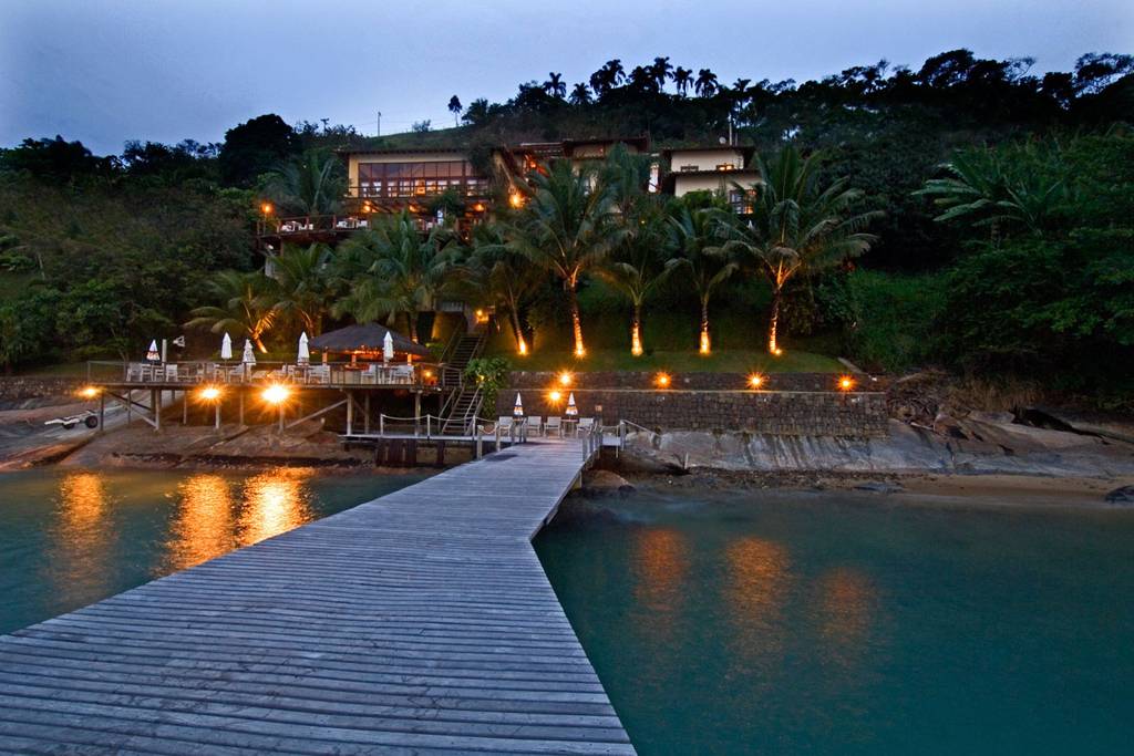 <strong>Barra do Pi&uacute;va Porto Hotel, Ilhabela (SP)</strong><br />  <br />  Com pacotes de quatro noites a partir de R$ 1.400, o casal, o <a href="https://viajeaqui.abril.com.br/estabelecimentos/br-sp-ilhabela-hospedagem-barra-do-piuva-porto" rel="Barra do Pi&uacute;va Porto Hotel">Barra do Pi&uacute;va Porto Hotel</a>, em <a href="https://viajeaqui.abril.com.br/cidades/br-sp-ilhabela" rel="Ilhabela">Ilhabela</a>, fica de frente para o mar do litoral norte paulista.&nbsp; No jantar natalino, a h&oacute;spede ter&aacute; m&uacute;sica ao vivo e uma garrafa de vinho por apartamento para a comemora&ccedil;&atilde;o