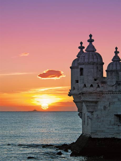 A <strong>Torre de Belém</strong> contra o ocaso do Tejo, em Lisboa