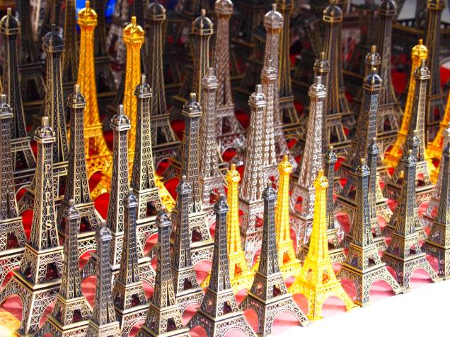 A <a href="https://beta-develop.viagemeturismo.abril.com.br/atracao/torre-eiffel/" target="_blank">Torre Eiffel</a> pode ter 324 metros e mais de dez mil toneladas de aço, mas para levar na mala ela é levinha e pode ser achada na versão mini em qualquer lugar da cidade A <a href="https://beta-develop.viagemeturismo.abril.com.br/atracao/torre-eiffel/" target="_blank">Torre Eiffel</a> pode ter 324 metros e mais de dez mil toneladas de aço, mas para levar na mala ela é levinha e pode ser achada na versão mini em qualquer lugar da cidade