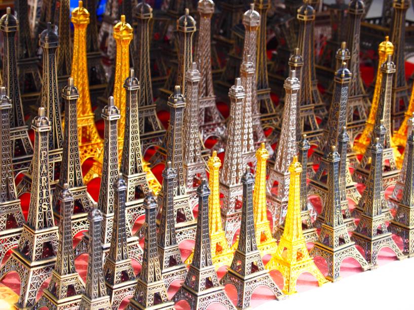A <a href="https://beta-develop.viagemeturismo.abril.com.br/atracao/torre-eiffel/" target="_blank">Torre Eiffel</a> pode ter 324 metros e mais de dez mil toneladas de a&ccedil;o, mas para levar na mala ela &eacute; levinha e pode ser achada na vers&atilde;o mini em qualquer lugar da cidade