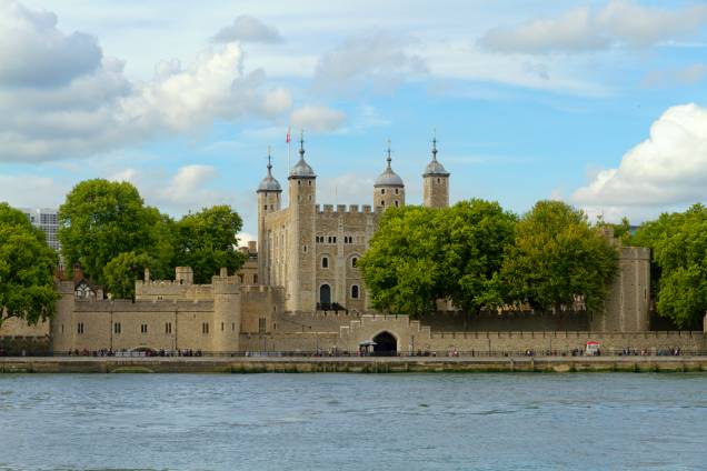 A história da cidade está muito bem ilustrada no <strong>Museum of London</strong> <em>(150 London Wall, <a href="https://museumoflondon.org.uk" rel="museumoflondon.org.uk" target="_blank">museumoflondon.org.uk</a>)</em>. Outra atração é a <strong>Torre de Londres</strong> <em>(foto; <a href="https://hrp.org.uk/toweroflondon" rel="hrp.org.uk/toweroflondon" target="_blank">hrp.org.uk/toweroflondon</a>; 3ª/sáb 9h/17h30, dom/2ª 10h/17h30; £ 19,80)</em>, uma fortaleza que ao longo da história serviu como residência real e prisão. Um dos pontos altos da visita é a sala na qual fica guardada uma coroa com 2868 diamantes. A história da cidade está muito bem ilustrada no <strong>Museum of London</strong> <em>(150 London Wall, <a href="https://museumoflondon.org.uk" rel="museumoflondon.org.uk" target="_blank">museumoflondon.org.uk</a>)</em>. Outra atração é a <strong>Torre de Londres</strong> <em>(foto; <a href="https://hrp.org.uk/toweroflondon" rel="hrp.org.uk/toweroflondon" target="_blank">hrp.org.uk/toweroflondon</a>; 3ª/sáb 9h/17h30, dom/2ª 10h/17h30; £ 19,80)</em>, uma fortaleza que ao longo da história serviu como residência real e prisão. Um dos pontos altos da visita é a sala na qual fica guardada uma coroa com 2868 diamantes.