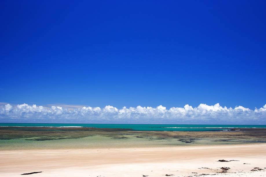 <strong>Ponta de Itaquena, Trancoso </strong>Mata nativa, areia branca e mar esverdeado compõem o cenário da praia, marcada como uma Área de Preservação Permanente. O acesso por carro é restrito a moradores e surfistas. Para visitar a Ponta de Itaquena, vá de bicicleta, quadriciclo ou faça uma trilha. <a href="https://www.booking.com/searchresults.pt-br.html?aid=332455&sid=605c56653290b80351df808102ac423d&sb=1&src=searchresults&src_elem=sb&error_url=https%3A%2F%2Fwww.booking.com%2Fsearchresults.pt-br.html%3Faid%3D332455%3Bsid%3D605c56653290b80351df808102ac423d%3Bcity%3D900051125%3Bclass_interval%3D1%3Bdest_id%3D-635449%3Bdest_type%3Dcity%3Bdtdisc%3D0%3Bfrom_sf%3D1%3Bgroup_adults%3D2%3Bgroup_children%3D0%3Binac%3D0%3Bindex_postcard%3D0%3Blabel_click%3Dundef%3Bno_rooms%3D1%3Boffset%3D0%3Bpostcard%3D0%3Braw_dest_type%3Dcity%3Broom1%3DA%252CA%3Bsb_price_type%3Dtotal%3Bsearch_selected%3D1%3Bsrc%3Dsearchresults%3Bsrc_elem%3Dsb%3Bss%3DCara%25C3%25ADva%252C%2520Bahia%252C%2520Brasil%3Bss_all%3D0%3Bss_raw%3DCaraiva%3Bssb%3Dempty%3Bsshis%3D0%3Bssne_untouched%3DCorumbau%26%3B&ss=Trancoso%2C+Bahia%2C+Brasil&ssne=Cara%C3%ADva&ssne_untouched=Cara%C3%ADva&city=-635449&checkin_monthday=&checkin_month=&checkin_year=&checkout_monthday=&checkout_month=&checkout_year=&group_adults=2&group_children=0&no_rooms=1&from_sf=1&ss_raw=Trancoso%C2%A0&ac_position=0&ac_langcode=xb&dest_id=-676554&dest_type=city&place_id_lat=-16.592255&place_id_lon=-39.103043&search_pageview_id=c84b91d20cfa0346&search_selected=true&search_pageview_id=c84b91d20cfa0346&ac_suggestion_list_length=5&ac_suggestion_theme_list_length=0" target="_blank" rel="noopener"><em>Busque hospedagens em Trancoso </em></a>