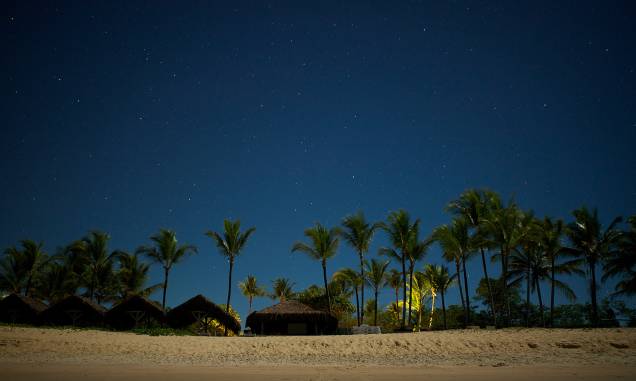 <strong>TRANCOSO, BAHIA</strong> Trancoso é certamente sinônimo de tranquilidade. Se sua mãe precisa dar um tempo da correria das grandes metrópoles brasileiras, essa deve ser uma das melhores opções. As belas praias do local, fundado por colonizadores portugueses ainda no século 16, são um convite para que turistas nacionais e estrangeiros façam deliciosas caminhadas pela areia. Para eternizar o momento, a pedida é dar um pulo no mirante localizado atrás da Igreja São João Batista: o local rende as melhores fotos. À noite, restaurantes e lojas instaladas nas singelas casinhas coloridas do Quadrado contrastam com a escuridão do céu. <strong>TRANCOSO, BAHIA</strong> Trancoso é certamente sinônimo de tranquilidade. Se sua mãe precisa dar um tempo da correria das grandes metrópoles brasileiras, essa deve ser uma das melhores opções. As belas praias do local, fundado por colonizadores portugueses ainda no século 16, são um convite para que turistas nacionais e estrangeiros façam deliciosas caminhadas pela areia. Para eternizar o momento, a pedida é dar um pulo no mirante localizado atrás da Igreja São João Batista: o local rende as melhores fotos. À noite, restaurantes e lojas instaladas nas singelas casinhas coloridas do Quadrado contrastam com a escuridão do céu.