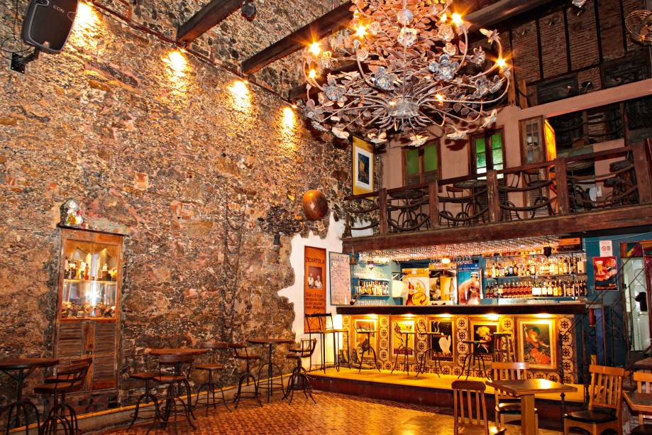 <strong>PARA OUVIR SAMBA</strong> <strong><a href="https://www.trapichegamboa.com/" target="_blank" rel="noopener">Trapiche Gamboa</a> </strong>“Trapiche” é uma espécie de armazém para estocagem de mercadorias, e era essa a função do imóvel de pé-direito alto, hoje remodelado em um charmoso bar na região portuária do Rio. Paredes de tijolos aparentes e grandes lustres decoram a casa, procurada por cariocas e turistas em busca de uma boa roda de samba. Para curtir as apresentações de pertinho (abrilhantadas por artistas do naipe de Paulão 7 Cordas), a pedida é se acomodar no primeiro andar. Subindo as escadas, encontra-se a agradável varanda, sofás e mesas baixas formando um ambiente aconchegante, indicado para bater papo ou apreciar quitutes como os pastéis de carne-seca <em>R. Sacadura Cabral, 155 (Gamboa), (21) 2516-0868</em> <strong>PARA OUVIR SAMBA</strong> <strong><a href="https://www.trapichegamboa.com/" target="_blank" rel="noopener">Trapiche Gamboa</a> </strong>“Trapiche” é uma espécie de armazém para estocagem de mercadorias, e era essa a função do imóvel de pé-direito alto, hoje remodelado em um charmoso bar na região portuária do Rio. Paredes de tijolos aparentes e grandes lustres decoram a casa, procurada por cariocas e turistas em busca de uma boa roda de samba. Para curtir as apresentações de pertinho (abrilhantadas por artistas do naipe de Paulão 7 Cordas), a pedida é se acomodar no primeiro andar. Subindo as escadas, encontra-se a agradável varanda, sofás e mesas baixas formando um ambiente aconchegante, indicado para bater papo ou apreciar quitutes como os pastéis de carne-seca <em>R. Sacadura Cabral, 155 (Gamboa), (21) 2516-0868</em>