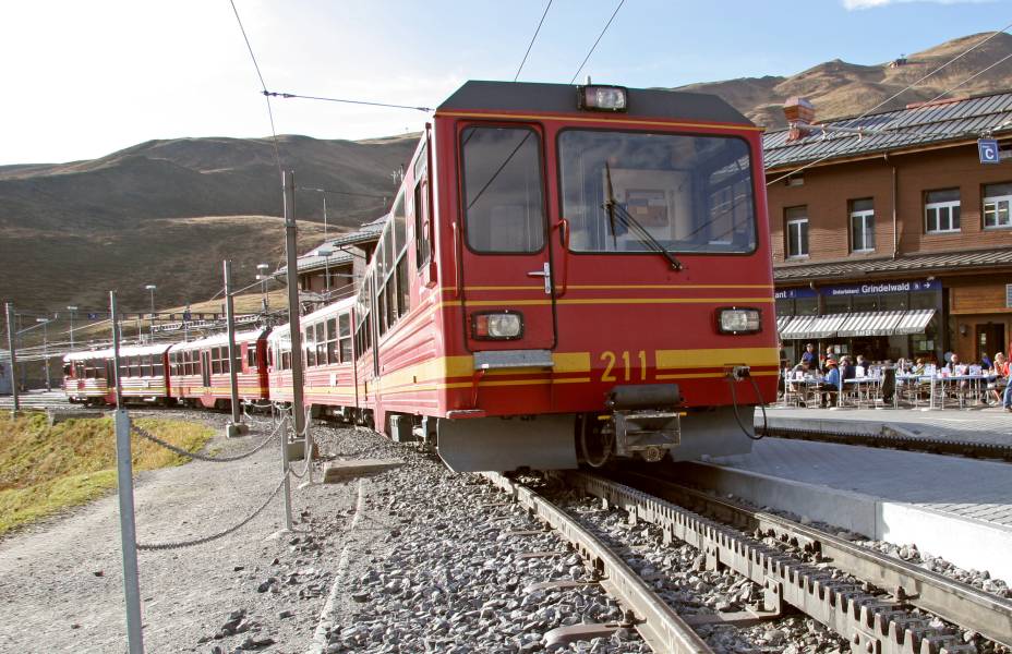 <strong>2. <a href="https://viajeaqui.abril.com.br/paises/suica" rel="SUÍÇA" target="_blank">SUÍÇA</a> DE TREM</strong> Em hotéis quatro-estrelas, as oito noites percorrem lagos grandiosos e belas paisagens alpinas, verdejantes nesta época. Depois de visitar <a href="https://viajeaqui.abril.com.br/cidades/suica-zurique" rel="Zurique" target="_blank">Zurique</a>, o tour segue de trem (foto) para Interlaken, onde há um passeio até Jungfraujoch, a estação ferroviária mais alta da <a href="https://viajeaqui.abril.com.br/continentes/europa" rel="Europa" target="_blank">Europa</a>, e para Montreux. <a href="https://viajeaqui.abril.com.br/cidades/suica-zermatt" rel="Zermatt" target="_blank">Zermatt</a> e <a href="https://viajeaqui.abril.com.br/materias/st-moritz-esqui-e-frio-no-destino-de-inverno-mais-famoso-da-suica" rel="St. Moritz" target="_blank">St. Moritz</a> também entram no roteiro, ligadas pelo comboio do Glacier Express. A trip se encerra com Lugano, já na fronteira com a <a href="https://viajeaqui.abril.com.br/paises/italia" rel="Itália" target="_blank">Itália</a>, e Lucerna, cercada por muralhas e torres medievais. <strong>Quando:</strong> em 4 de agosto <strong>Quem leva:</strong> <a href="https://www.cvc.com.br/index.aspx" rel="CVC" target="_blank">CVC</a> <strong>Quanto:</strong> € 3 825 <strong>2. <a href="https://viajeaqui.abril.com.br/paises/suica" rel="SUÍÇA" target="_blank">SUÍÇA</a> DE TREM</strong> Em hotéis quatro-estrelas, as oito noites percorrem lagos grandiosos e belas paisagens alpinas, verdejantes nesta época. Depois de visitar <a href="https://viajeaqui.abril.com.br/cidades/suica-zurique" rel="Zurique" target="_blank">Zurique</a>, o tour segue de trem (foto) para Interlaken, onde há um passeio até Jungfraujoch, a estação ferroviária mais alta da <a href="https://viajeaqui.abril.com.br/continentes/europa" rel="Europa" target="_blank">Europa</a>, e para Montreux. <a href="https://viajeaqui.abril.com.br/cidades/suica-zermatt" rel="Zermatt" target="_blank">Zermatt</a> e <a href="https://viajeaqui.abril.com.br/materias/st-moritz-esqui-e-frio-no-destino-de-inverno-mais-famoso-da-suica" rel="St. Moritz" target="_blank">St. Moritz</a> também entram no roteiro, ligadas pelo comboio do Glacier Express. A trip se encerra com Lugano, já na fronteira com a <a href="https://viajeaqui.abril.com.br/paises/italia" rel="Itália" target="_blank">Itália</a>, e Lucerna, cercada por muralhas e torres medievais. <strong>Quando:</strong> em 4 de agosto <strong>Quem leva:</strong> <a href="https://www.cvc.com.br/index.aspx" rel="CVC" target="_blank">CVC</a> <strong>Quanto:</strong> € 3 825